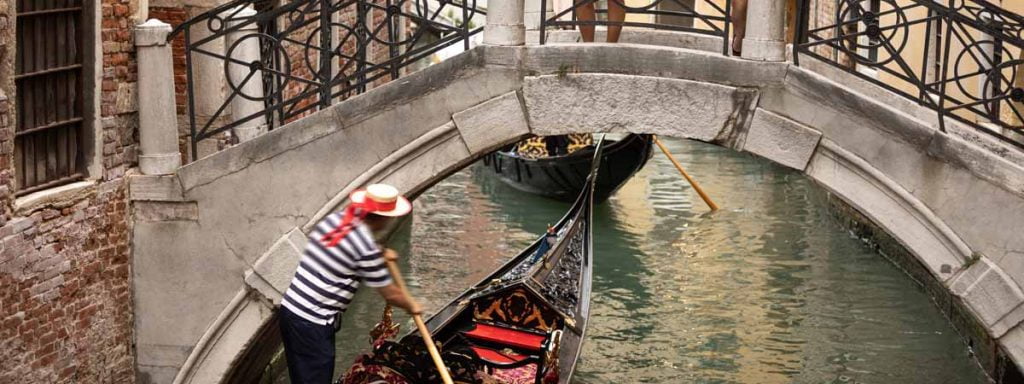 Veneto_Venice_Gondola_Tourist_People_Canals