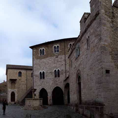 Umbria_Bevagna_Medieval_Square_History_480x480_GL01