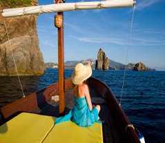 Sicily_HOneymoon_Boatride_eolian_island_1_blg