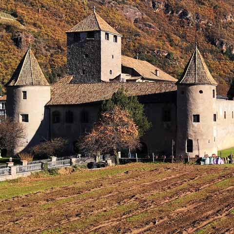 Trentino_Bolzano_Castle_history_View_480x480_GL0002