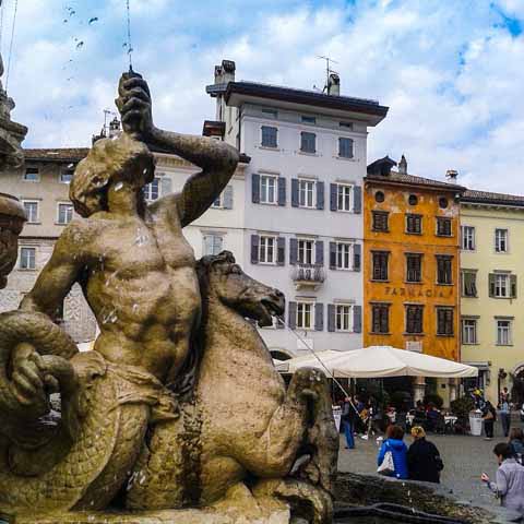 Trentino_Trento_Buildings_Duomo_Square_Culture_480x480_GL0001