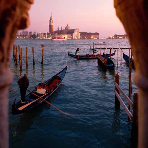 Veneto_Venice_Gondola_Canals_Gondoliers_Details_View_480x480_GL0001