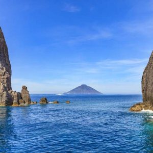 Sicily_Aeolian_Islands_Stromboli_island_Vulcano_sea_view