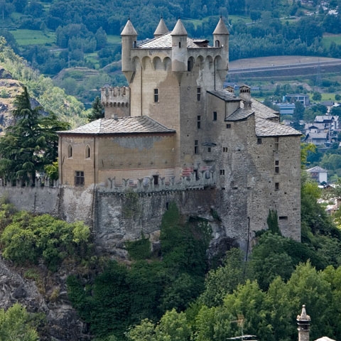 1483736549-Aosta_Valley_Castle_Saint_Pierre_GL