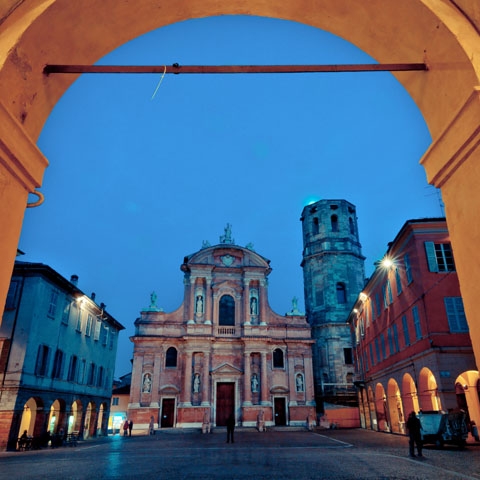 1484405020-_Emilia_Romagna_Reggio_Emilia_San_Prospero_Church_at_Night_GL