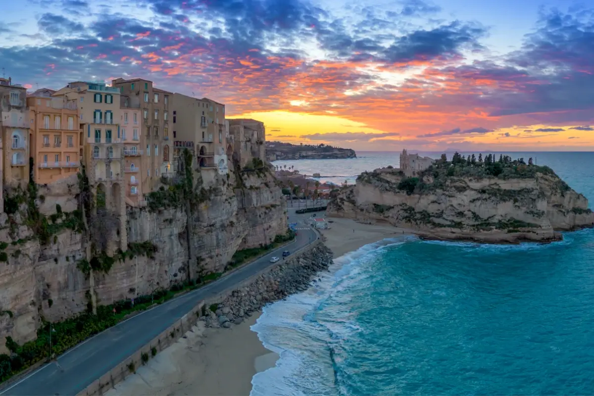 Calabria Travelers Guide to Italy Southern Regions, image size:1200x800