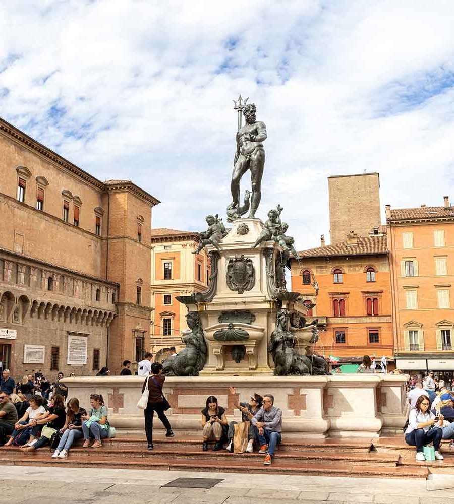 Emilia-Romagna-Bologna-Neptun-fontain-architetture-view