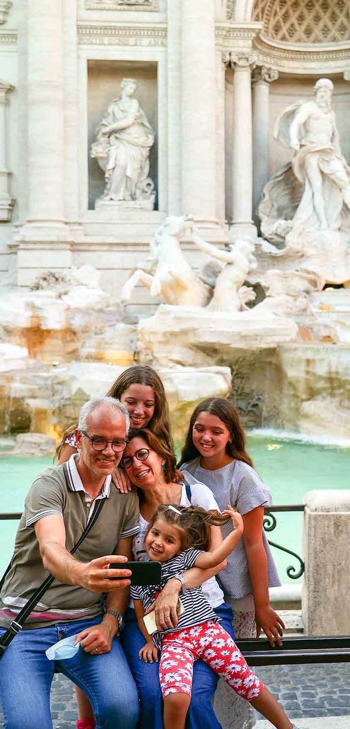 ITALY-ROME-TREVI-FOUNTAIN-PEOPLE-FAMILY-KIDS-iS-1271880377