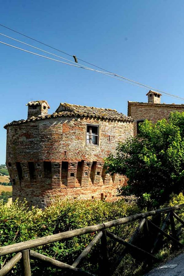 T2I-Marche-Castle-Loretello-SS-2649193917